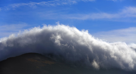 Obraz premium Clouds covering the mountains in poland in karpaczu