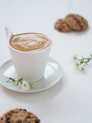 Caffe Tasse mit Kekse und Blumen auf Weissem Hintergrund, Hellere Aufnahme 