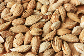 Fried inshell almonds