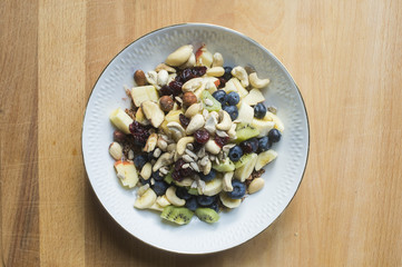 selbstgemachtes Müsli mit frischen Früchten