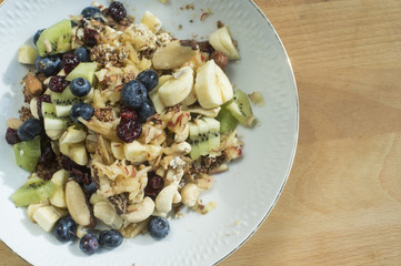 selbstgemachtes Müsli mit frischen Früchten
