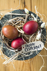 Naturgefärbte Eier im Osternest