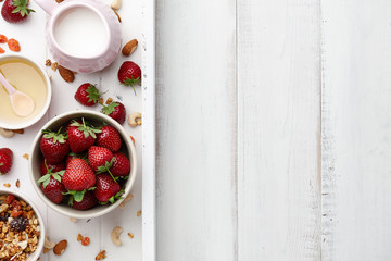 Fototapeta na wymiar Healthy cereal breakfast with fresh strawberry and honey