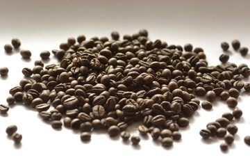 Кофейные зерна на белом фоне