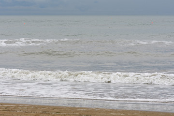 Wellengang an einem italienischen Strand.