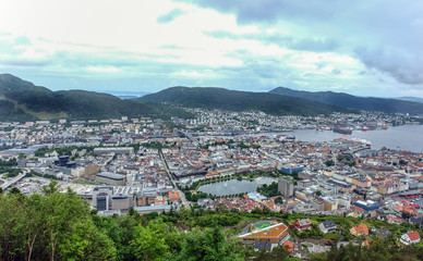 Panorama Blick auf die Stadt Bergen in Norwegen bei typisch grauem Himmel
