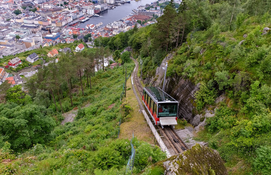 Die berühmte Seilbahn Fløibane in der Stadt Bergen in Norwegen von oben - Touristenattraktion