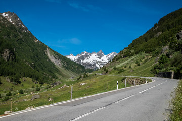 Fototapeta premium carreteras de altura en puertos de los alpes