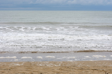 Fototapeta na wymiar Wellengang an einem italienischen Strand.