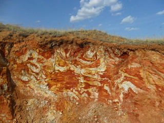 Цветной песок на обрыве