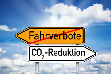 Fototapeta premium Schild mit Wegweiser und CO2 Reduktion und Fahrverbote