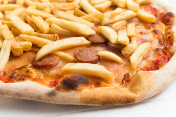 Pizza con wurstel e patatine fritte 