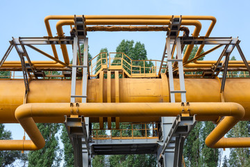 Expansion u-bend of gasoline pipelines of big and small diameters is on interconnecting piperacks