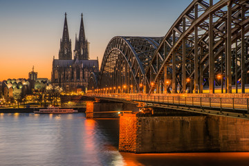 Köln – Dom und Hohenzollernbrücke bei Sonnenuntergang