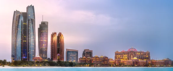  Uitzicht op de skyline van Abu Dhabi bij zonsopgang, Verenigde Arabische Emiraten © boule1301