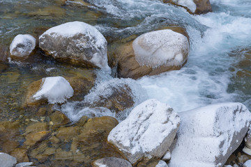 Fliessendes Wasser im Bach mit Steinen