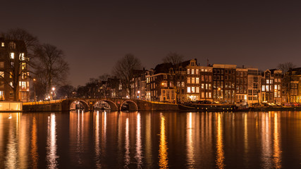Fototapeta premium Krachten Amsterdams bei Nacht