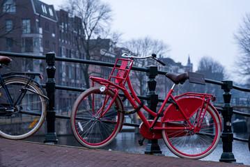 Obraz premium Rotes Fahrrad in Amsterdam