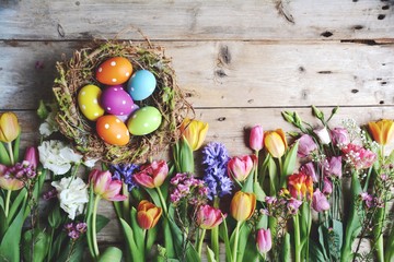 Grußkarte - Osternest mit Eiern und Frühlingsblumen