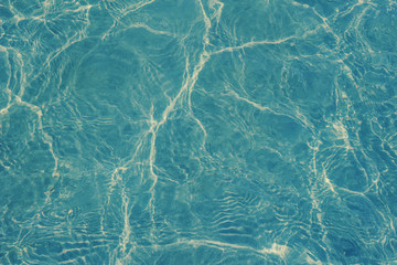 Naklejka premium transparent water ripple, sand waves and sunlight glare.