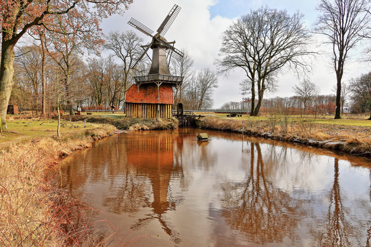 Hüvener Doppelmühle, einzige funktionsfähige Wind und Wasser Mühle in Deutschland
