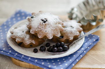 Cupcakes with black currant and sugar powder