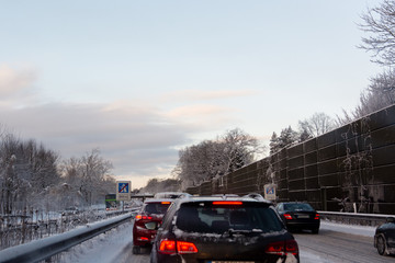 Stau und Verkehrschaos bei Schnee