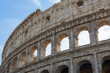 Obraz premium detail view of beautiful architecture of historic colosseum in rome italy on sunny day and clouds