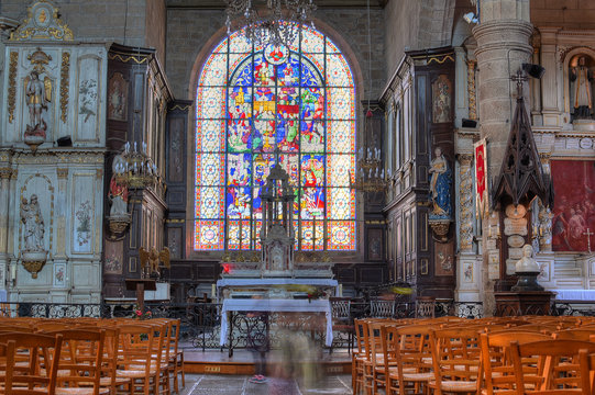 vitraux de l'&eacute;glise de moncontour dans les c&ocirc;tes d'armor