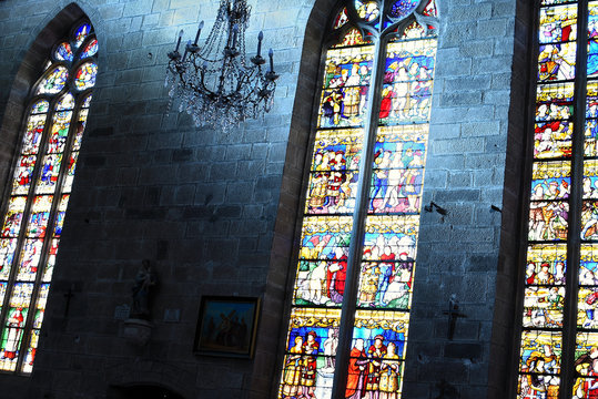 vitraux de l'&eacute;glise de moncontour dans les c&ocirc;tes d'armor