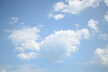 Fototapeta na wymiar nuvole bianche nel cielo
