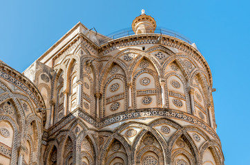 Obraz premium The outsides of the principal doorways and their pointed arches of the ancient Cathedral Church in Monreale, Sicily, Italy