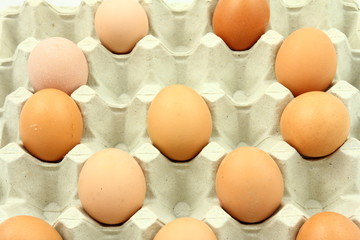 Wielkanoc - Jajka na szarym kartonie, palecie - białe tło © Cezzar