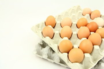 Wielkanoc - Jajka na szarym kartonie, palecie - białe tło © Cezzar