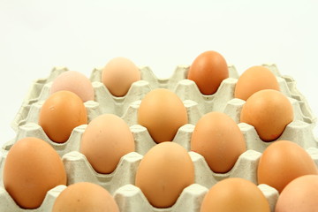 Wielkanoc - Jajka na szarym kartonie, palecie - białe tło