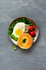 Bagel with egg and vegetables