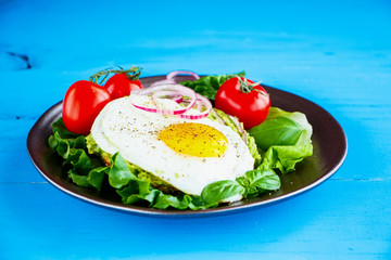 Bagel with egg and vegetables