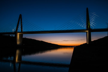 Obraz premium 吊り橋と夕景