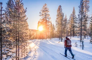 Crédence de cuisine en verre imprimé Sports dhiver Ski de fond en Scandinavie au coucher du soleil
