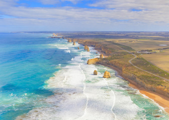 Luftaufnahme der 12 Aposteles an der Great Ocean Road in Südaustralien fotografiert tagsüber im...