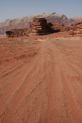 Pistes dans le désert du Wadi Rum, Jordanie, 