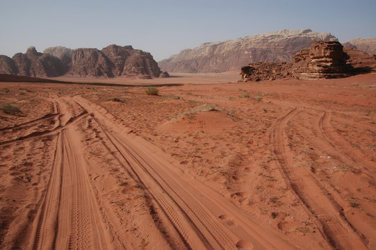 Pistes dans le désert du Wadi Rum, Jordanie, 