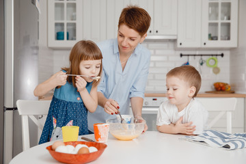 Obraz na płótnie Canvas Children with their mother try cooked breakfast porridge. Concept healthy food.