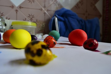 Яйца после покраски к Пасхе сохну на бумаге