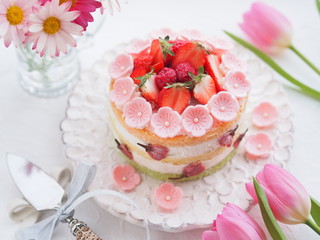 かわいいイチゴと桜のケーキ