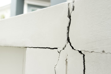 Home problem, building problem wall cracked need to repair
