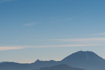 Blick zum Gaisberg in Salzburg an einem sonnigen Tag im Frühling