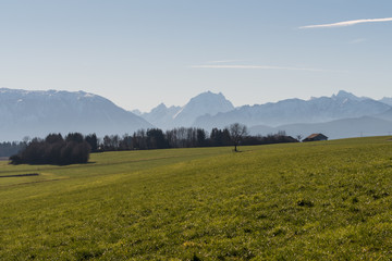 Aussicht mit Watzmann und Berchtesgadener Alpen an einem sonnigen Tag im Frühjahr