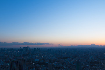 Fototapeta premium 富士山と東京 日没 マジックアワー 池袋から望む新宿・中野方面