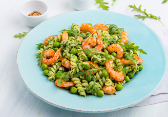 Pasta with peas and shrimps